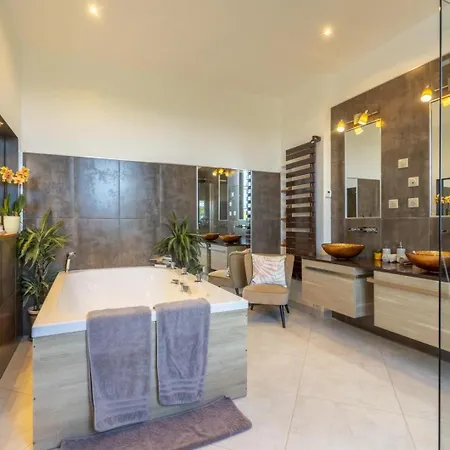 Maison Dihinxenea Bed and Breakfast 3*